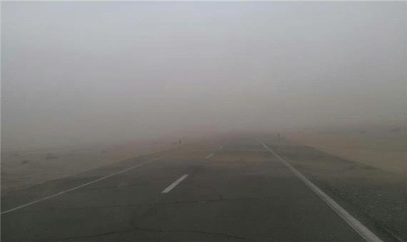 توفان شن محور ترانزیتی ریگان به ایرانشهر را مسدود کرد