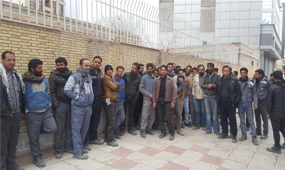 جمعی از کارگران فولاد زرند به وضعیت استخدامی ها در این شرکت گلایه دارند