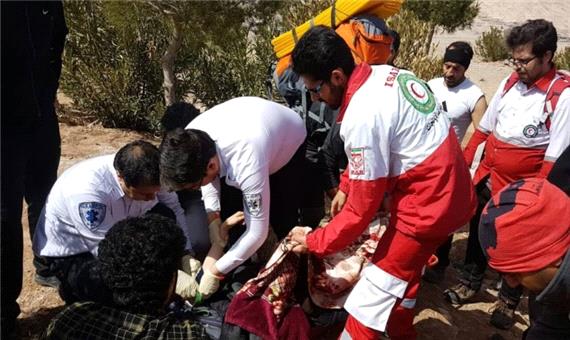 امدادگران، دختر سقوط کرده از کوههای کرمان را نجات دادند