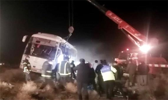 واژگونی اتوبوس در محور شهربابک به سیرجان با یک کشته و 17 مصدوم